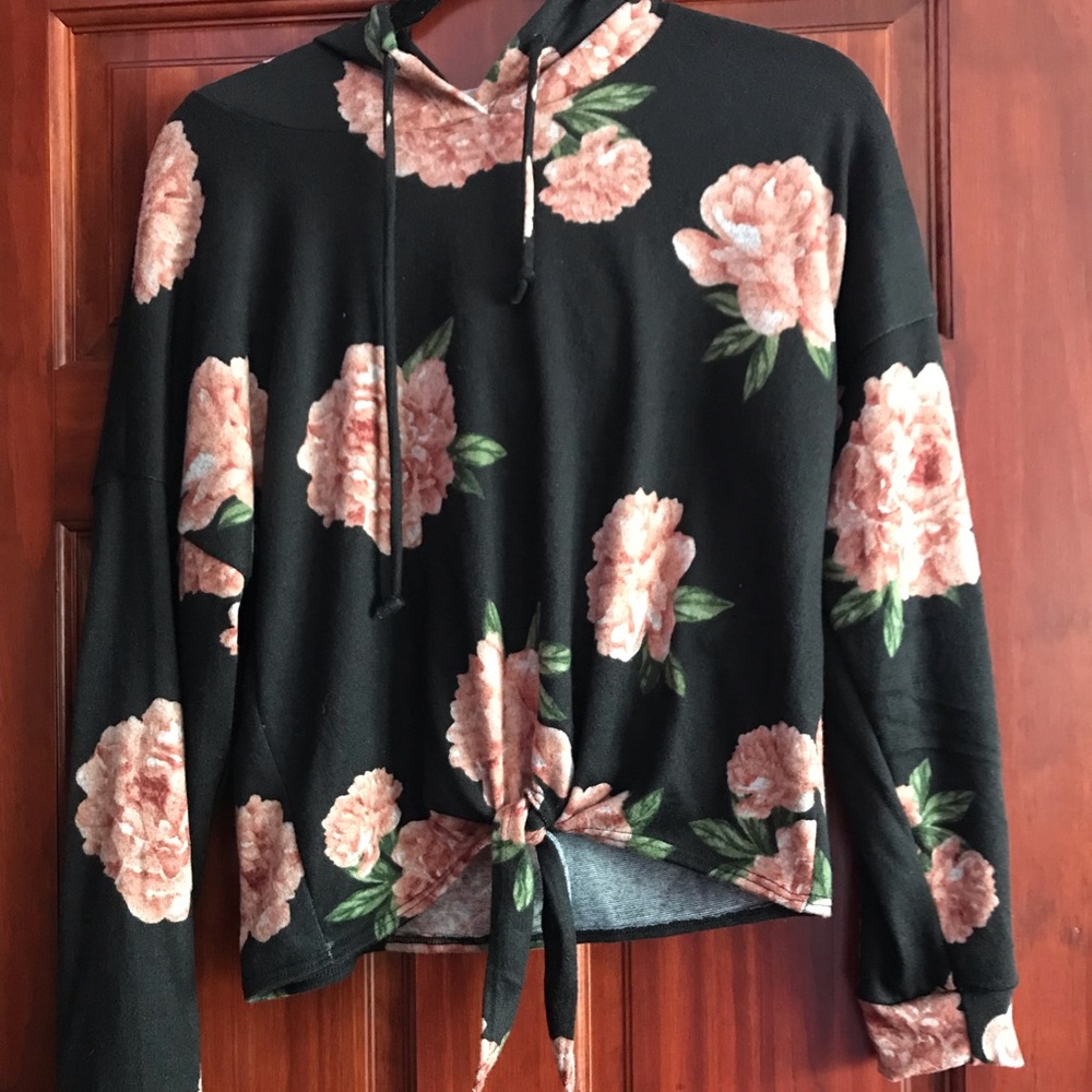 Front tied floral sweater!